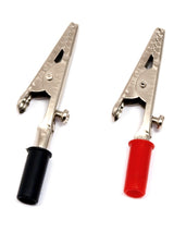 Presilha jacaré com encaixe banana vermelho e preto. O conjunto inclui 2 presilhas jacaré, uma preta e uma vermelha.