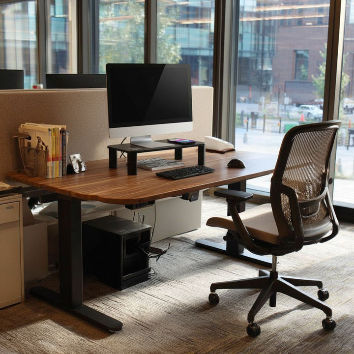 Suporte de tela ajustável em altura com monitor de carregamento sem fio Qi de 17 "~ 32" suporta carregamento por indução de até 20 kg