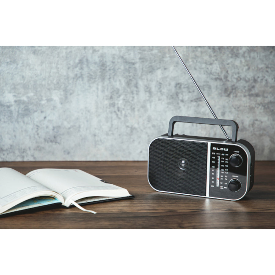 Rádio AM/FM analógico portátil Blow RA6, alimentado por bateria e rede elétrica