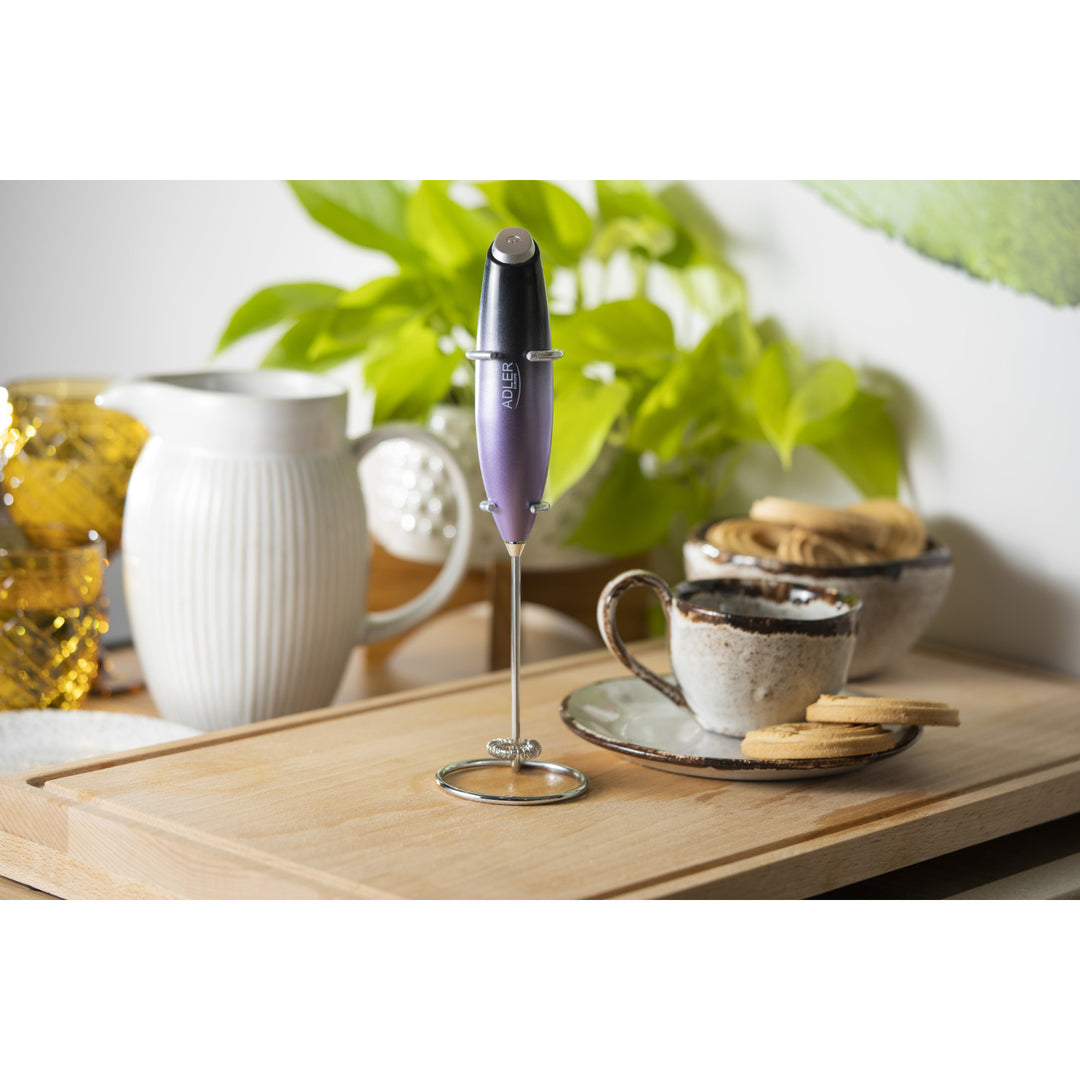 Adler AD 4499 Espumador de leche con soporte, Color morado y negro