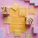 Cubo de bolo gravado Goody Woody, 6 cm, madeira de faia, 6 desenhos, gatos