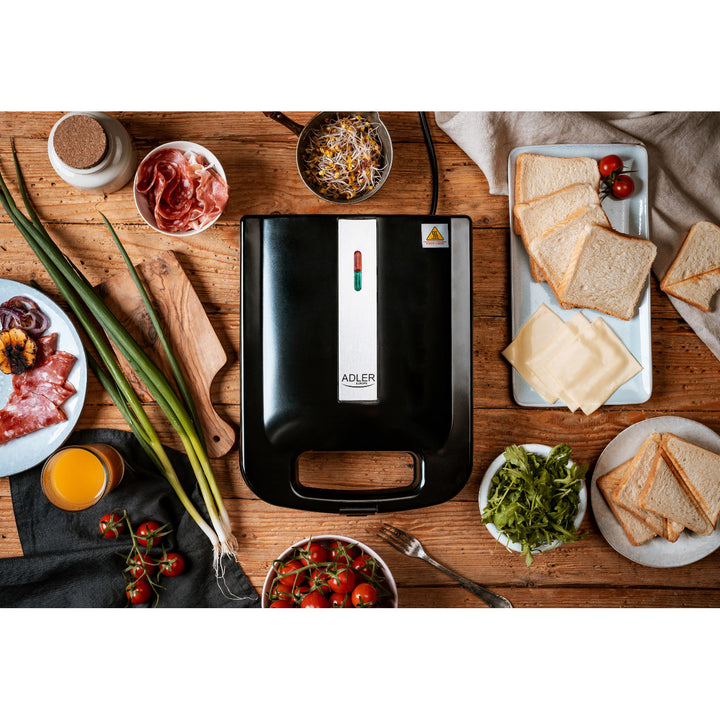 Sanduicheira Adler AD 3055 preta de 2000 W para 4 sanduíches