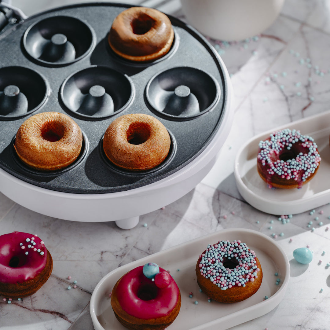 Roscadora Adler, para 7 rosquillas, revestimiento antiadherente, blanca, 1500W, AD 3075
