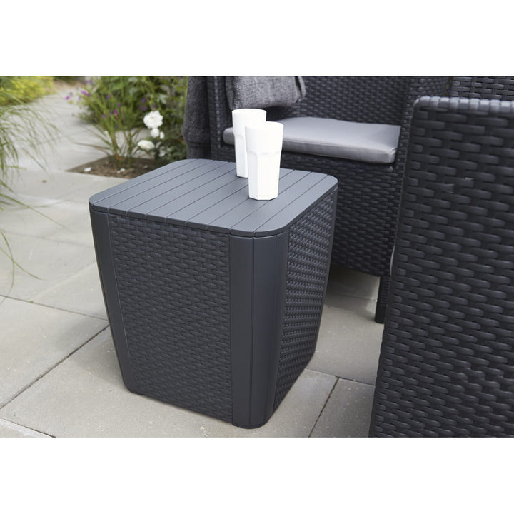 Mesita de jardín Keter Luzon, con compartimento, capacidad de carga de hasta 110 kg, resistente a la intemperie, imitación de ratán, color grafito, 223932