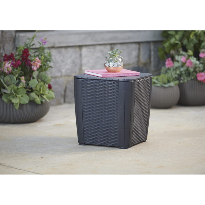 Mesita de jardín Keter Luzon, con compartimento, capacidad de carga de hasta 110 kg, resistente a la intemperie, imitación de ratán, color grafito, 223932