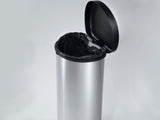 Cubo de basura de 40 litros con pedal de plata Curver.