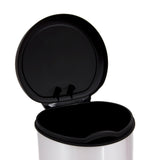 Lixeira metálica Curver Deco com tampa de plástico e pedal de abertura. Balde interno de 5l