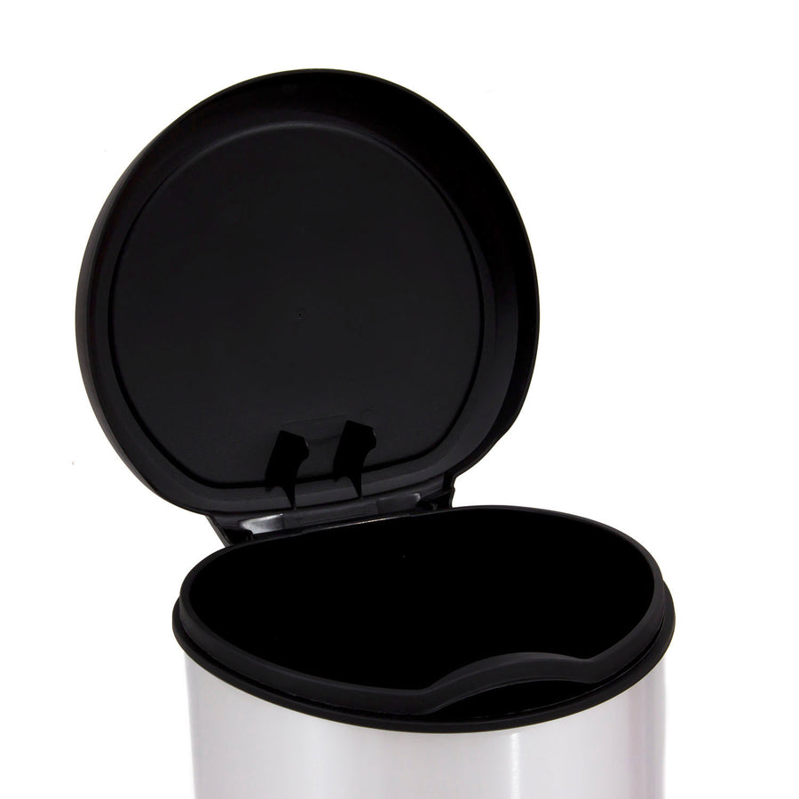 Lixeira metálica Curver Deco com tampa de plástico e pedal de abertura. Balde interno de 5l