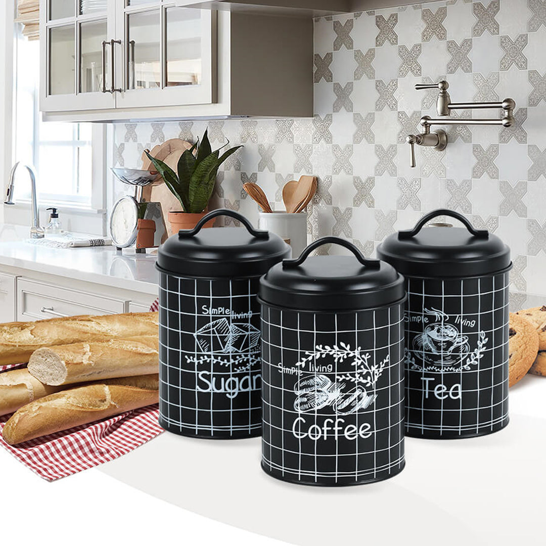 Conjunto de 3 latas metálicas para guardar açúcar, café e chá na cozinha.