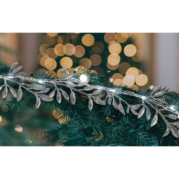Guirlanda decorativa LED ML52SZ 1,8m folhas prateadas luz branca fria potência 3x AA