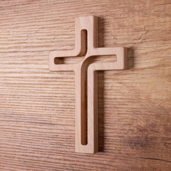 Luda Studio Cruz suspensa de madeira Cruz moderna cruz de parede (natural, 18x12x1,5 cm)