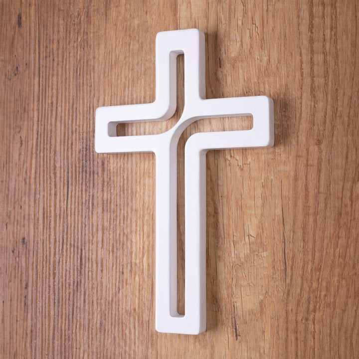 Cruz suspensa moderna em madeira branca 18x12x1,5 cm