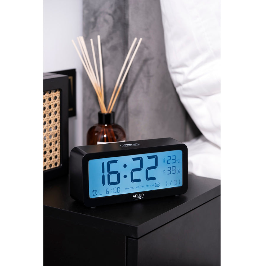 Despertador Adler a pilhas, preto, visor iluminado AD1195b